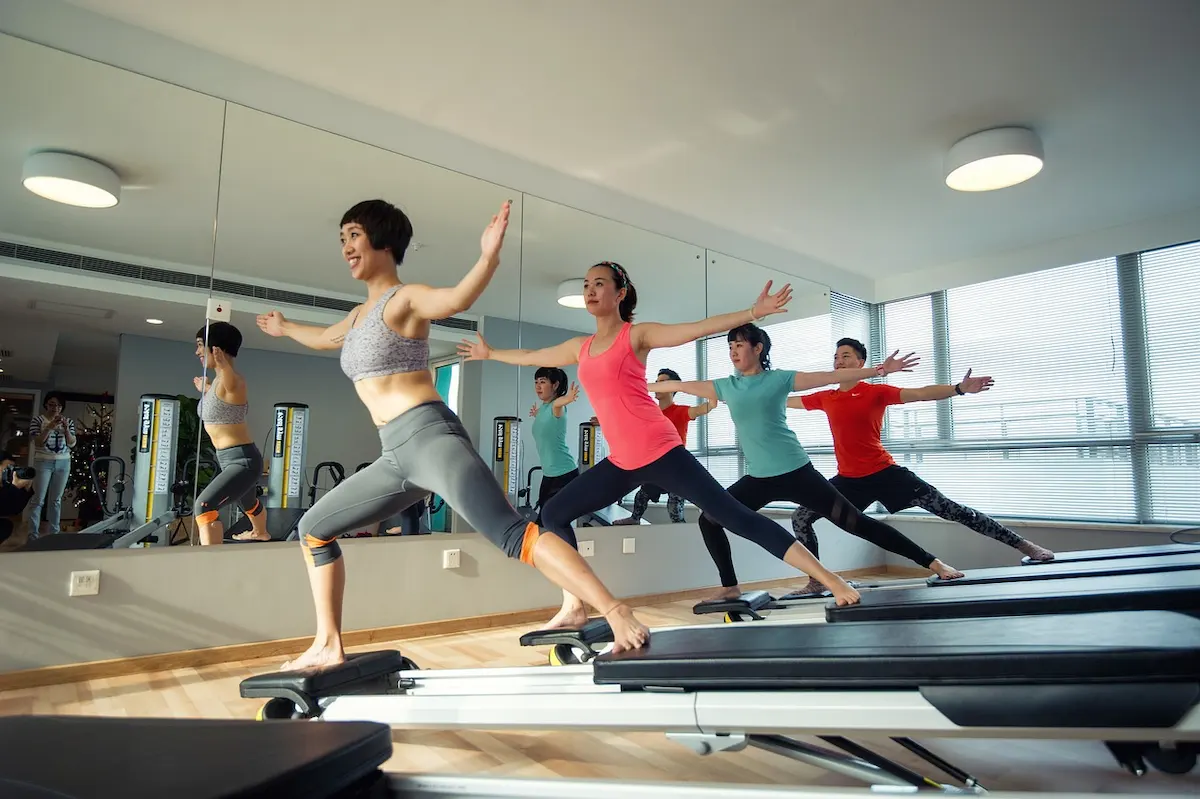 mujeres haciendo pilates